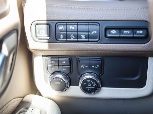 Used 2022 GMC Yukon XL Denali AWD/4WD image 28