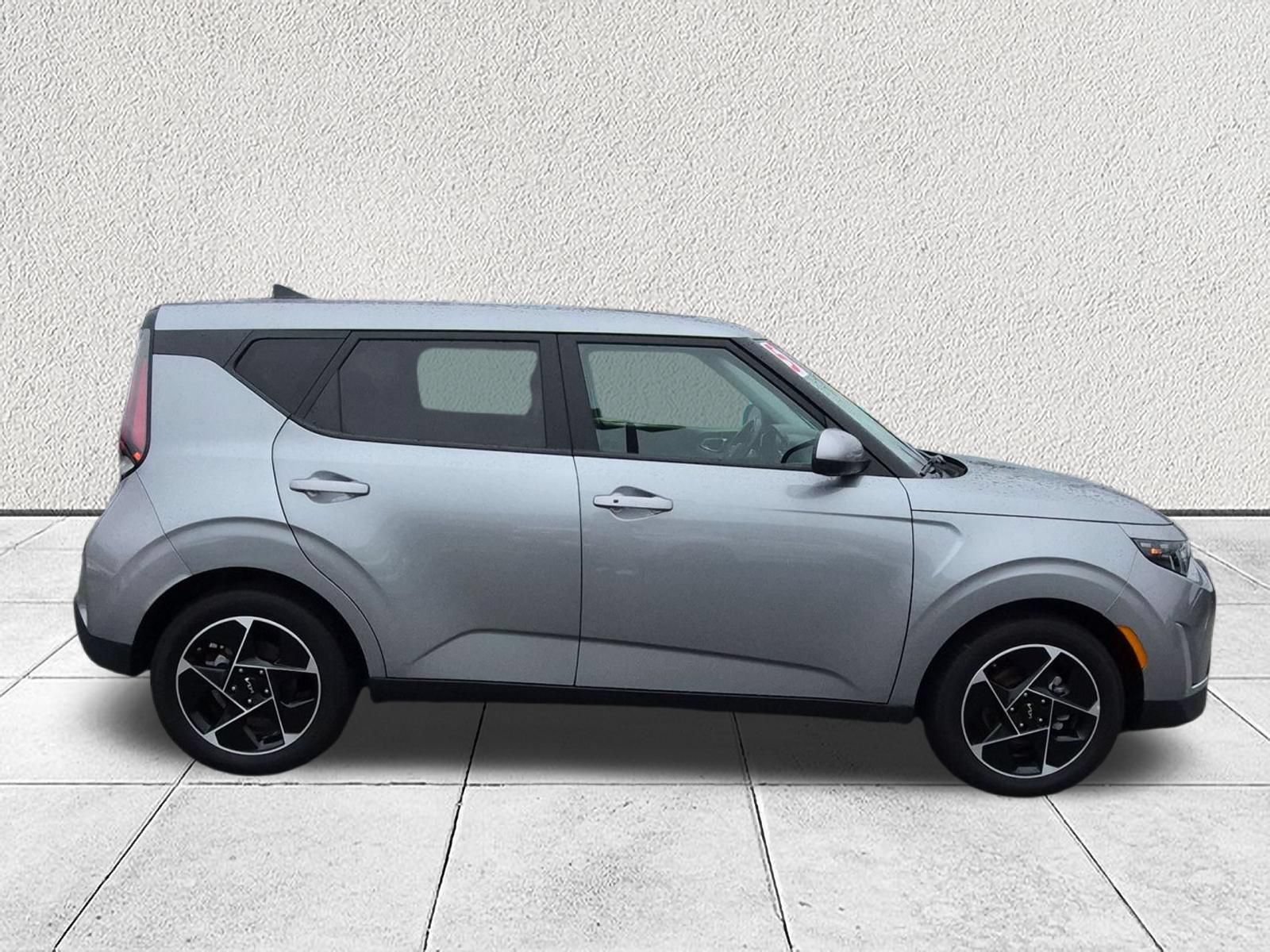 Used 2025 Kia Soul EX FWD image 2