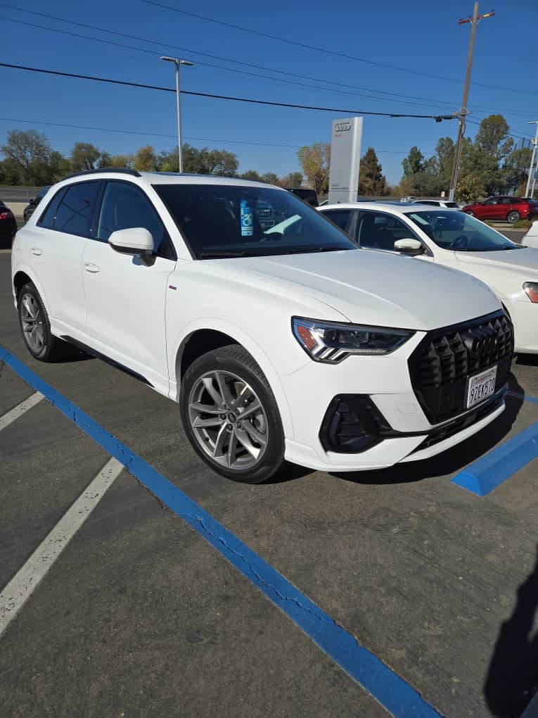 Used 2025 Audi Q3 2.0T Premium w/ Black Optic Sport Package AWD/4WD image 4