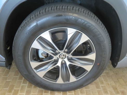 Used 2021 Toyota Highlander XLE FWD image 7