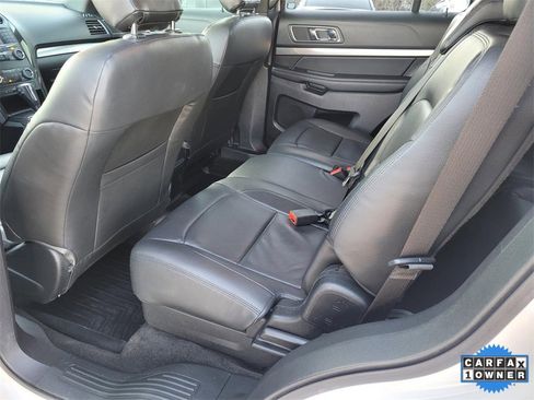 Used 2018 Ford Explorer XLT image 12