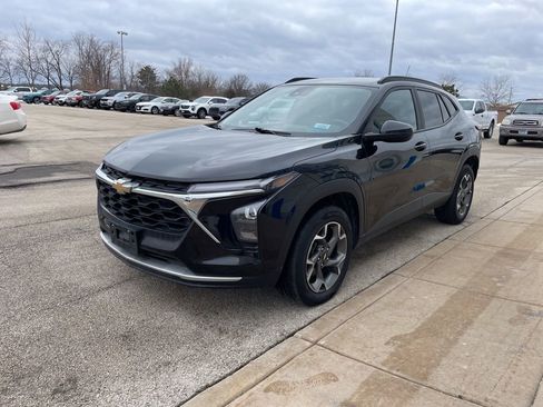 Used 2024 Chevrolet Trax LT w/ Driver Confidence Package image 2