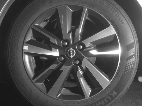 Used 2025 Nissan Versa SV image 12