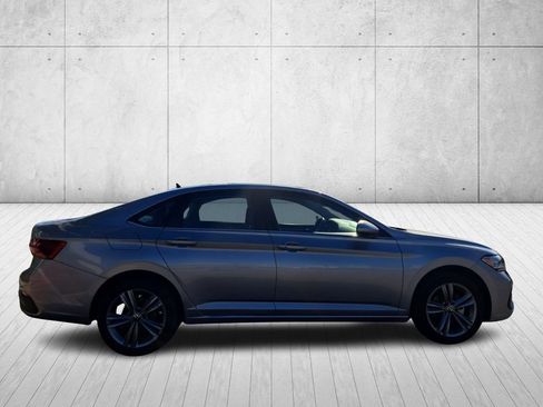 Used 2024 Volkswagen Jetta SE image 4