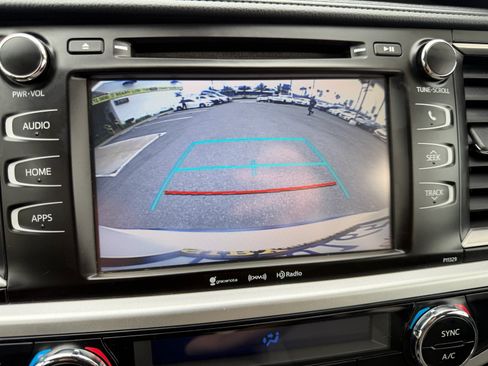 Used 2017 Toyota Highlander Plus w/ Carpet Mat Package FWD image 28