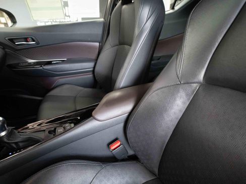 Used 2019 Toyota C-HR Limited FWD image 10