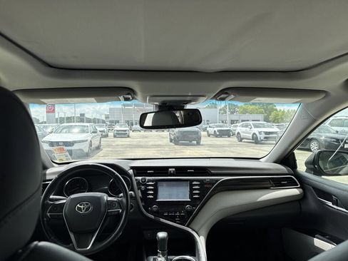 Used 2018 Toyota Camry XLE FWD image 11