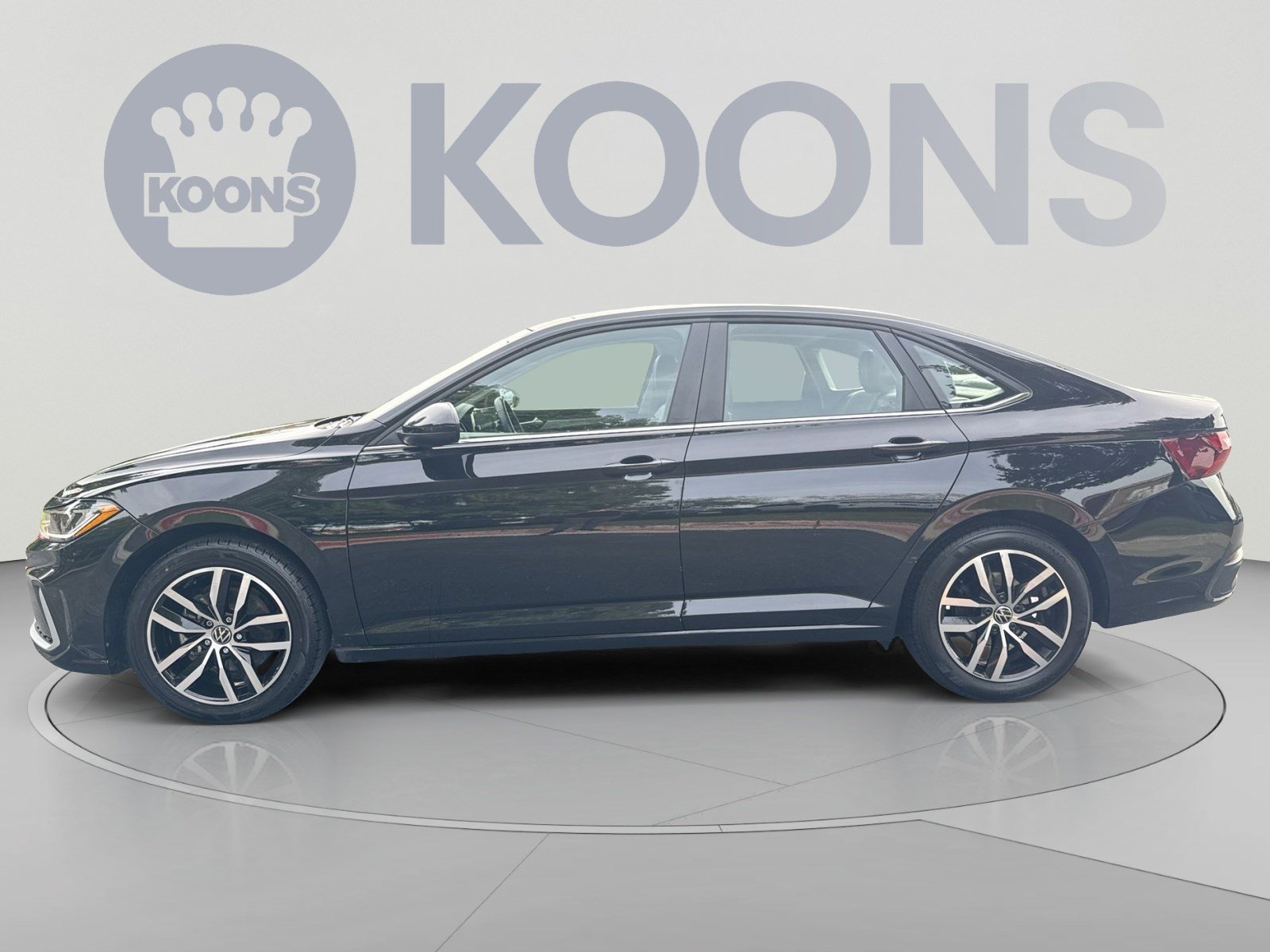 Used 2025 Volkswagen Jetta SE FWD image 2