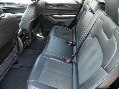 Used 2025 Jeep Grand Cherokee Altitude AWD/4WD image 8