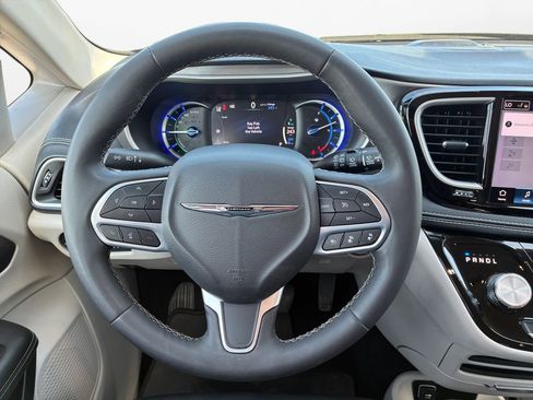 Used 2024 Chrysler Pacifica Select image 21