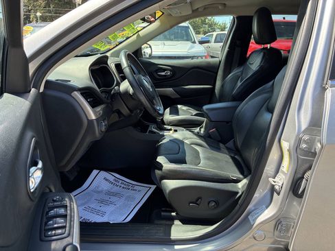 Used 2017 Jeep Cherokee Latitude w/ Safety/Convenience Group FWD image 3