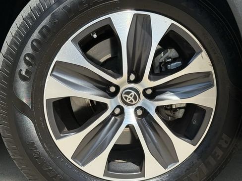 Used 2022 Toyota Highlander XLE FWD image 11