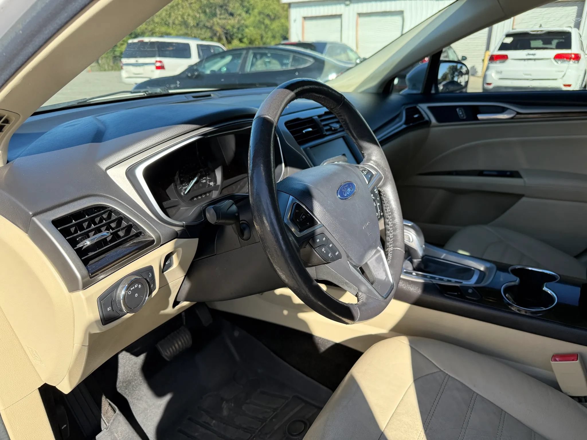 Used 2014 Ford Fusion SE w/ Equipment Group 202A FWD image 17