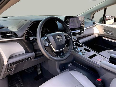 Used 2021 Toyota Sienna XLE FWD image 17