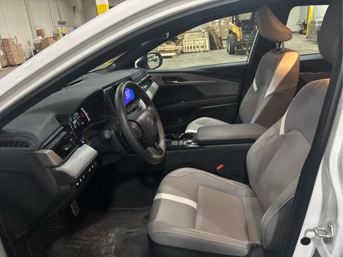 Used 2025 Toyota Camry SE w/ Convenience Package AWD/4WD image 9