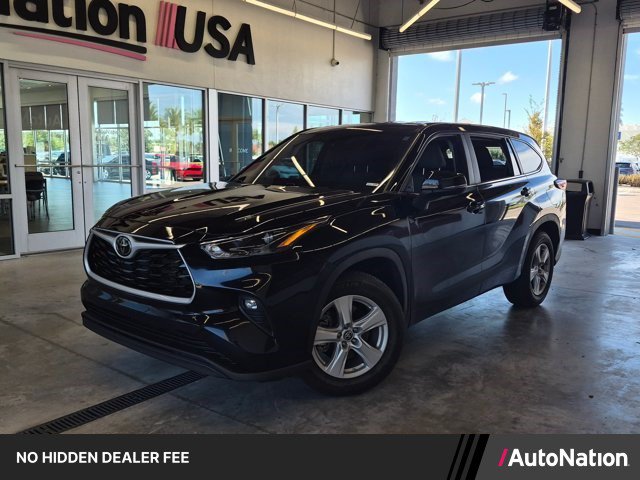 Used 2024 Toyota Highlander LE FWD image 1