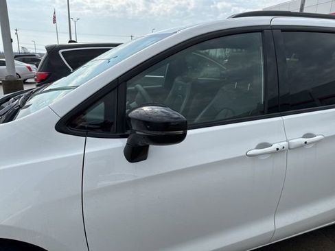 Used 2025 Chrysler Pacifica Limited image 32