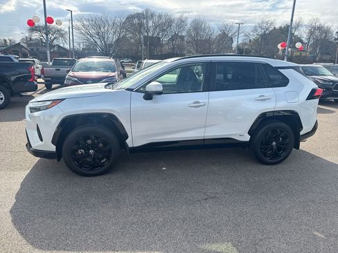 Used 2024 Toyota RAV4 SE w/ Convenience Package image 4