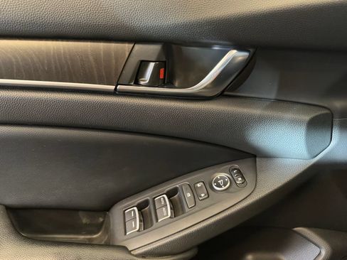 Used 2018 Honda Accord EX image 19