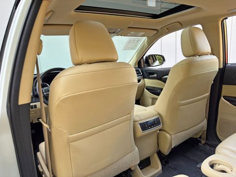 Used 2018 Toyota Highlander XLE FWD image 34
