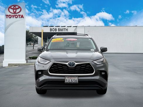 Certified 2024 Toyota Highlander XLE image 3