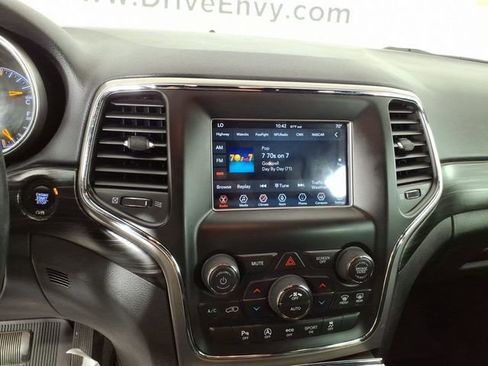 Used 2020 Jeep Grand Cherokee Laredo AWD/4WD image 21