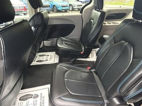 Used 2021 Chrysler Pacifica Touring-L FWD image 15