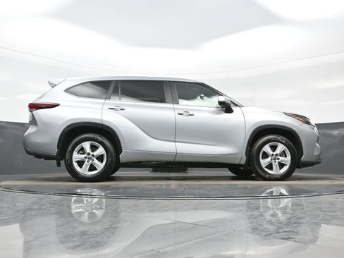 Used 2024 Toyota Highlander LE image 33