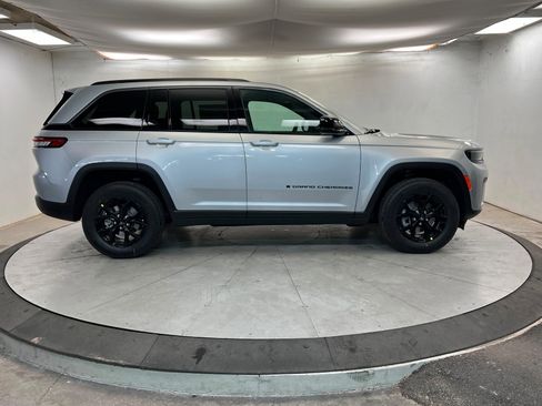 New 2026 Jeep Grand Cherokee Altitude image 6