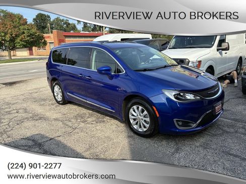 Used 2019 Chrysler Pacifica Touring-L FWD image 1