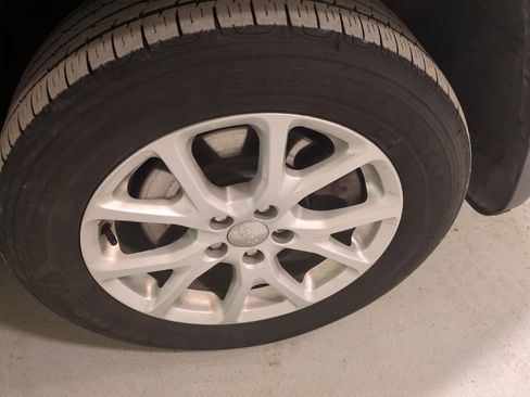 Used 2017 Jeep Cherokee Latitude image 2