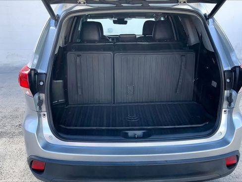 Used 2019 Toyota Highlander XLE AWD/4WD image 18