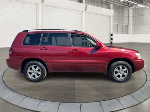 Used 2005 Toyota Highlander 4WD V6 w/ 3rd Row image 2