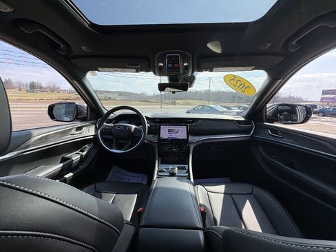 Used 2025 Jeep Grand Cherokee Limited w/ Luxury Tech Group II image 22