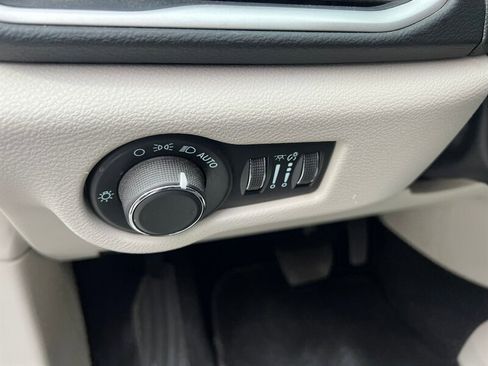 Used 2023 Chrysler Voyager LX image 25