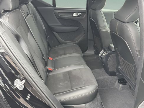 Used 2025 Volvo XC40 B5 Plus image 23