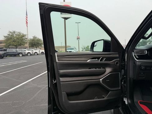 Used 2023 Jeep Wagoneer Series II w/ Convenience Group I AWD/4WD image 26