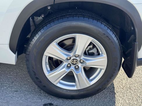 Certified 2022 Toyota Highlander L image 11