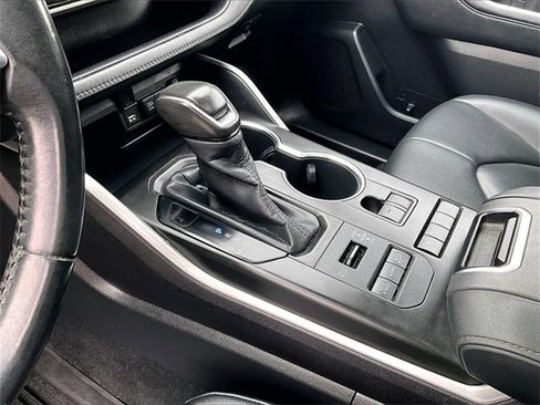 Used 2020 Toyota Highlander XLE image 20