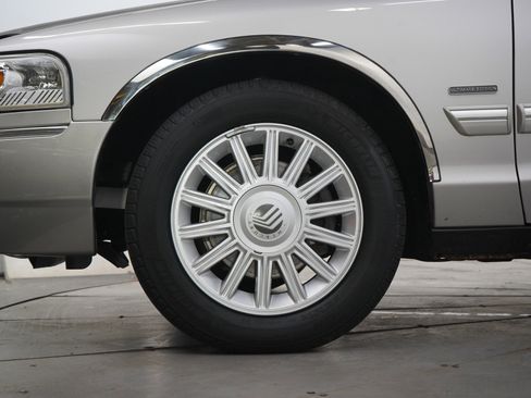 Used 2009 Mercury Grand Marquis LS RWD image 28