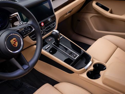 Certified 2026 Porsche Macan AWD/4WD image 13
