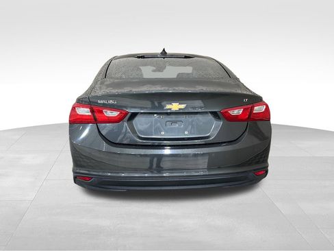 Used 2018 Chevrolet Malibu LT w/ Leather Package FWD image 4