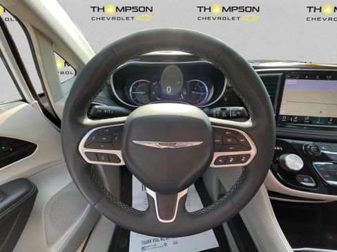 Used 2023 Chrysler Pacifica Limited image 12