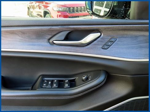 Certified 2022 Jeep Grand Cherokee L Limited image 11