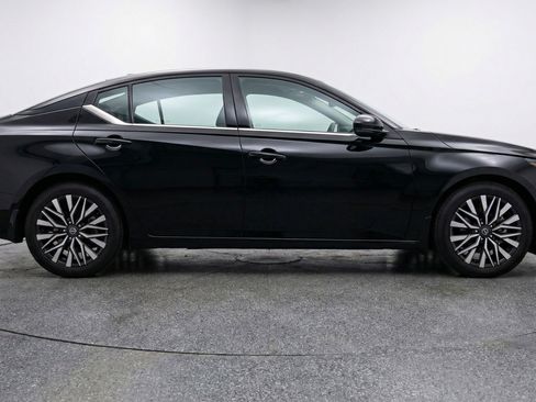 Used 2025 Nissan Altima 2.5 SV FWD image 11
