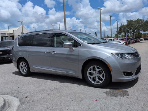 Used 2019 Chrysler Pacifica Touring-L Plus w/ Advanced Safetytec Group FWD image 2