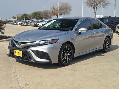 Used 2024 Toyota Camry SE image 3