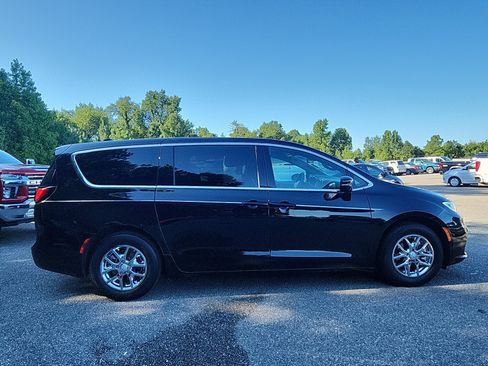 Used 2026 Chrysler Pacifica Select FWD image 6
