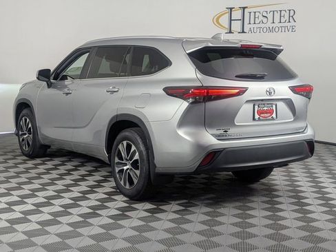 Used 2024 Toyota Highlander XLE AWD/4WD image 5