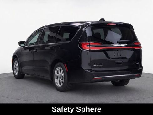 Used 2024 Chrysler Pacifica Limited AWD/4WD image 4